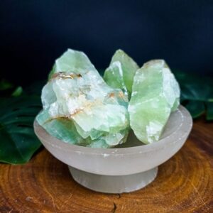 calcita verde en un recipiente de porcelana