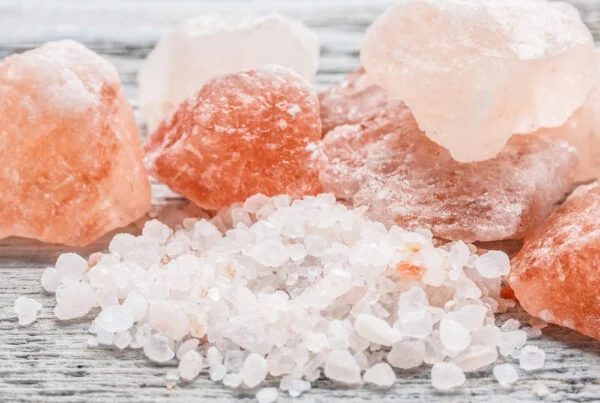 lámpara de sal del Himalaya iluminada, símbolo de purificación energética, protección sutil y ambiente equilibrado