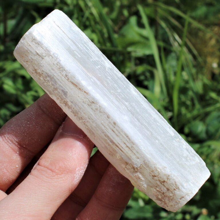 Piedra Selenita: Propiedades, Usos y Limpieza Energética