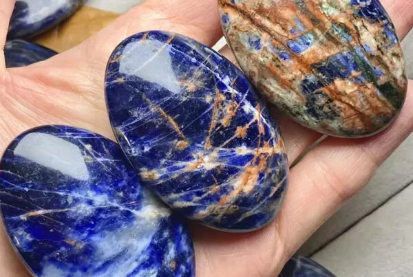 cristal sodalita , piedra sodalita , mineral sodalita, pieza de sodalita azul intensa sobre fondo neutro, símbolo de claridad emocional, comunicación auténtica y enfoque mental