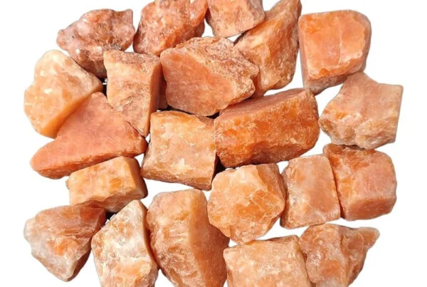 piedra sol , mineral sol , cristal sol, gema dorada brillante de piedra sol sobre fondo neutro, símbolo de alegría, energía solar y prosperidad emocional