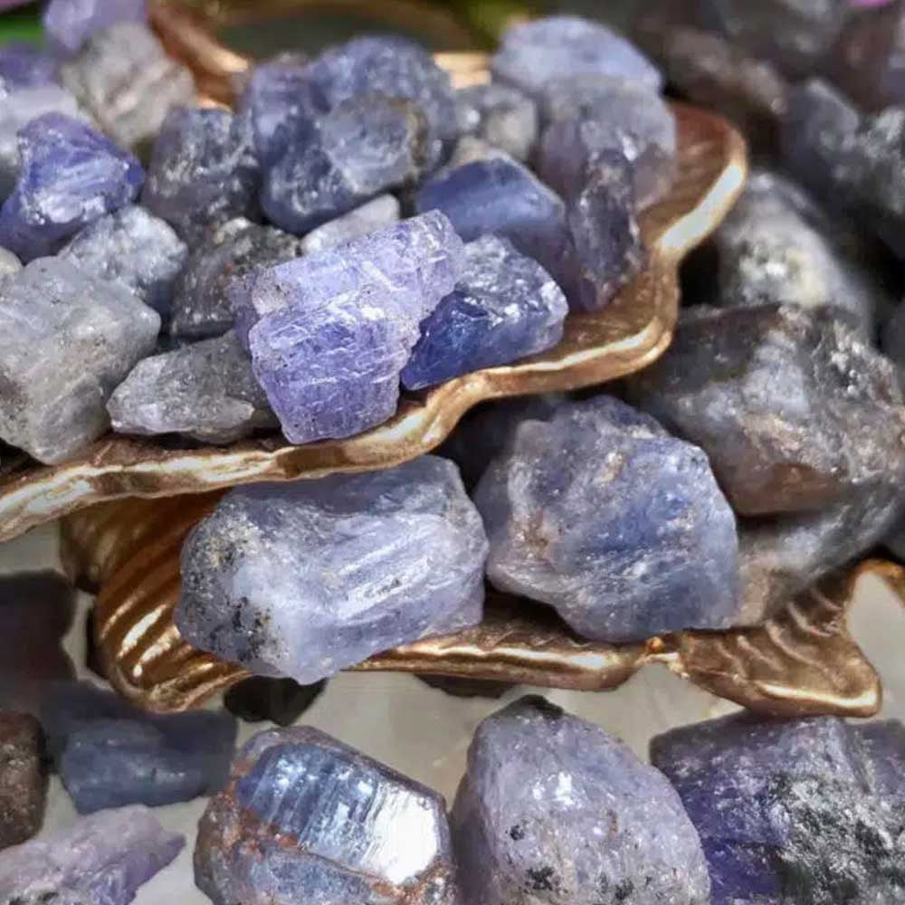 Foto de una piedra tanzanita con su característico color azul-violeta, mostrando su vibrante tonalidad y su estructura cristalina única.