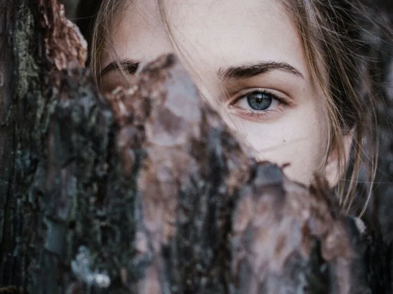 Ansiedad Social: Qué Es, Cómo Se Siente y Cómo Comenzar a Sanarla desde Adentro